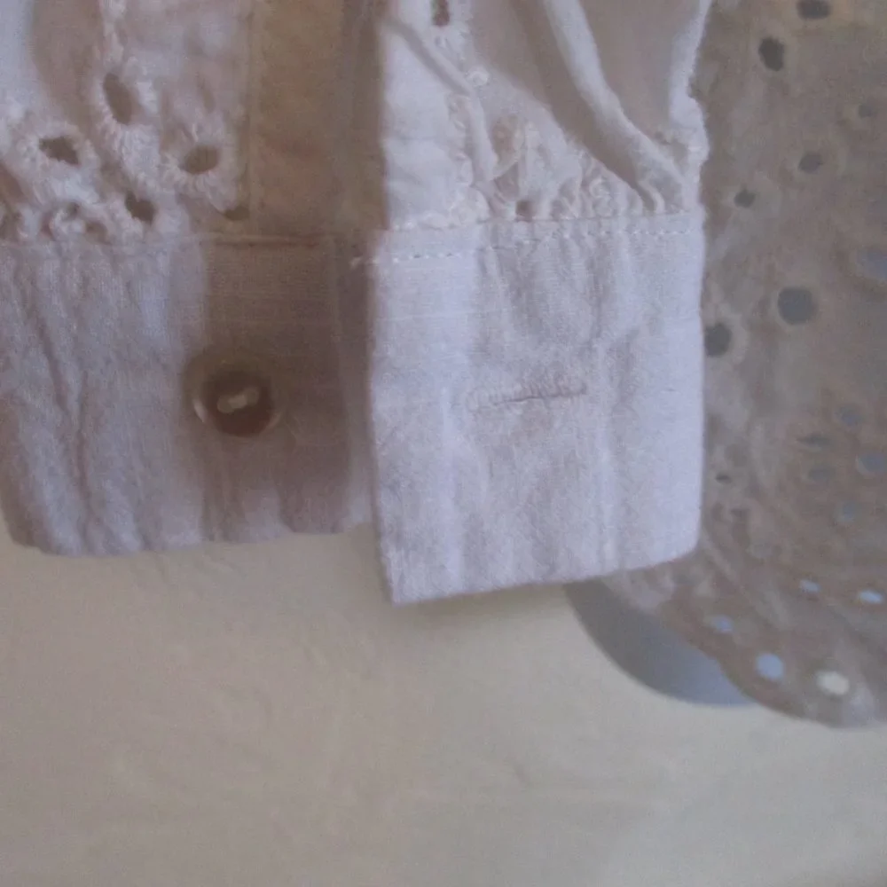 Romeo & Juliet Couture Eyelet Lace Cold Shoulder Top Size Medium - Picture 3 of 6
